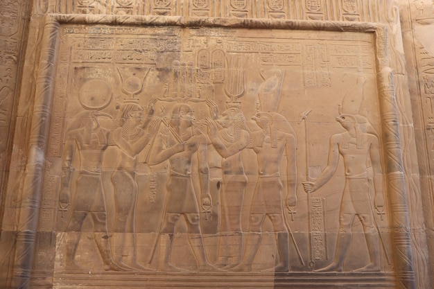 sculptures murales pharaoniques au temple égyptien antique de Kom Ombo