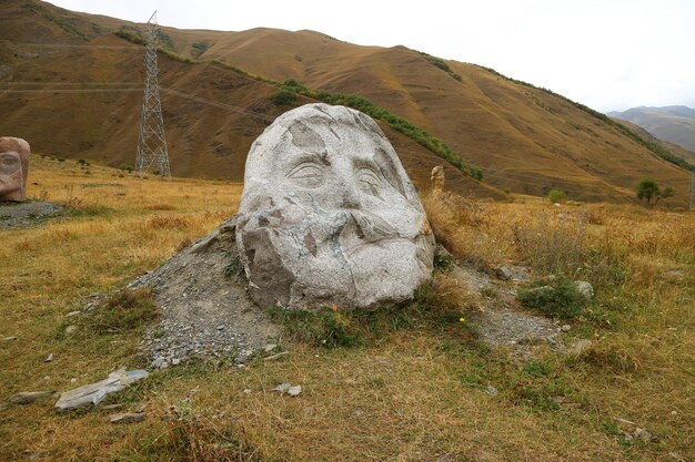 Sculptures en pierre massives dans le village de Sno réalisées par l'artiste Merab Phiranishvili à Kazbegi en Géorgie