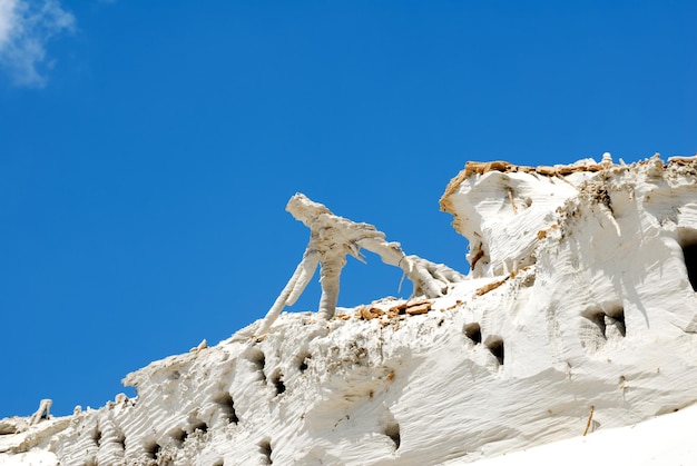 Sculptures de sable contre une pente de montagne sablonneuse