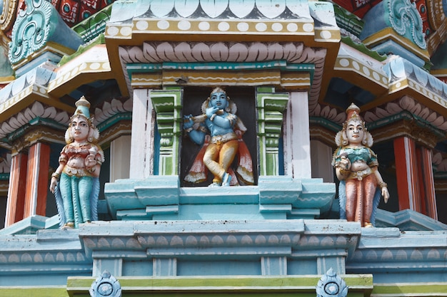 Sculptures sur temple hindou gopura (tour)