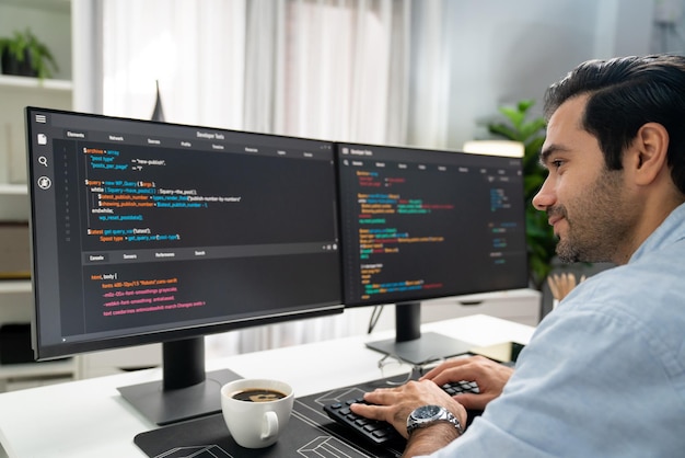 Se concentrer sur le développeur informatique intelligent travaillant sur le codage sur deux écrans de PC Surmise