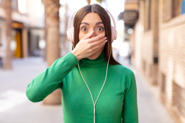 Photo se couvrir la bouche avec une main et une expression choquée ou surprise