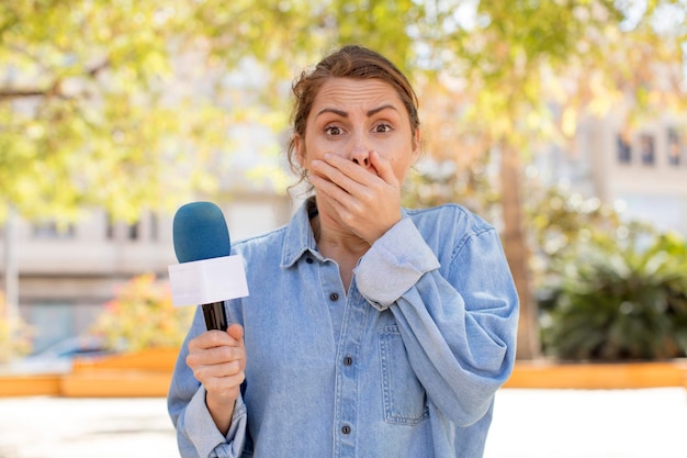 Photo se couvrir la bouche avec une main et une expression choquée ou surprise