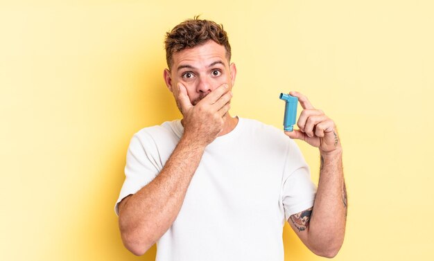 se couvrir la bouche avec les mains avec un choc