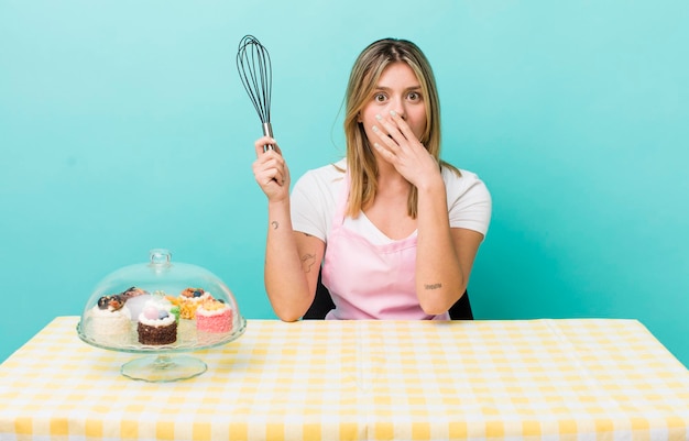 se couvrir la bouche avec les mains avec un choc