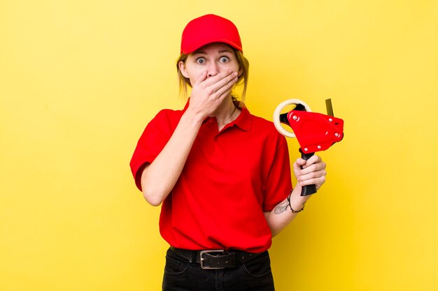 se couvrir la bouche avec les mains avec un choc