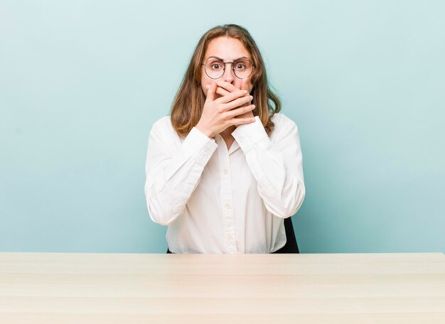 se couvrir la bouche avec les mains avec un choc