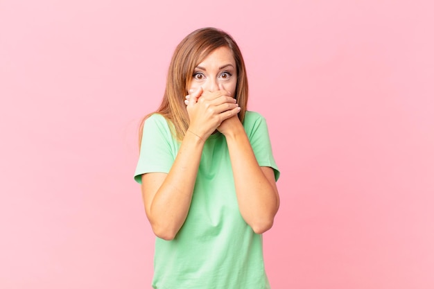 se couvrir la bouche avec les mains avec un choc