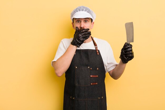 se couvrir la bouche avec les mains avec un choc