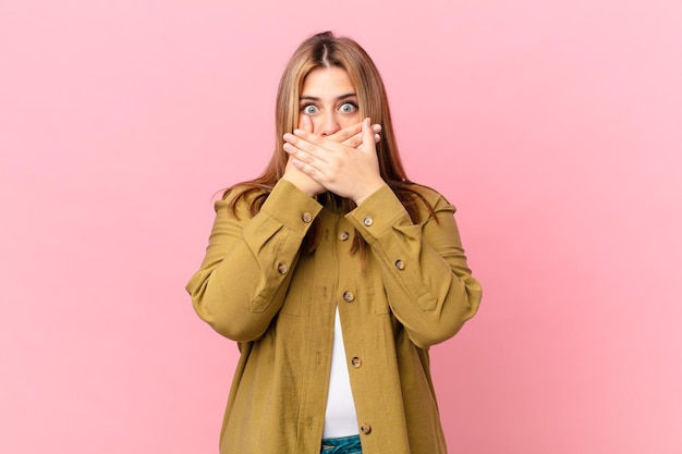 se couvrir la bouche avec les mains avec un choc