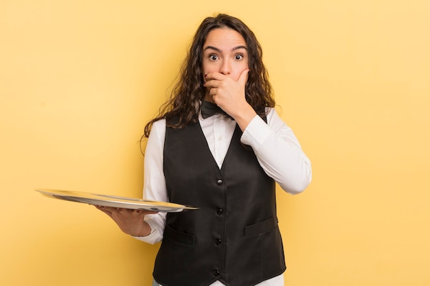 se couvrir la bouche avec les mains avec un choc