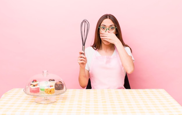 se couvrir la bouche avec les mains avec un choc