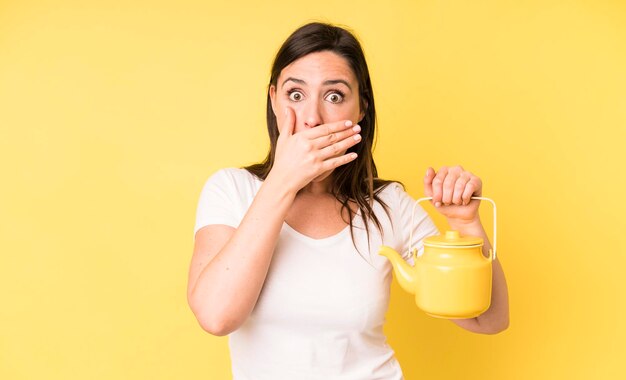 se couvrir la bouche avec les mains avec un choc