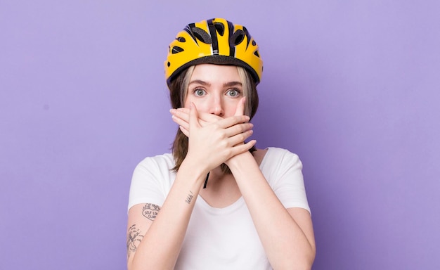 Se Couvrir La Bouche Avec Les Mains Avec Un Choc