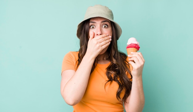 se couvrir la bouche avec les mains avec un choc