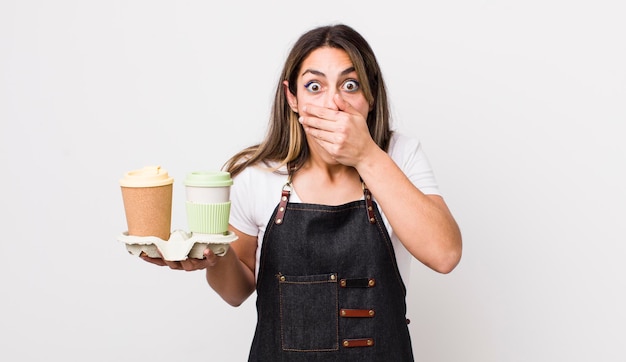 se couvrir la bouche avec les mains avec un choc