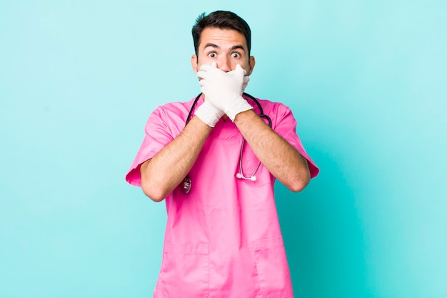 se couvrir la bouche avec les mains avec un choc