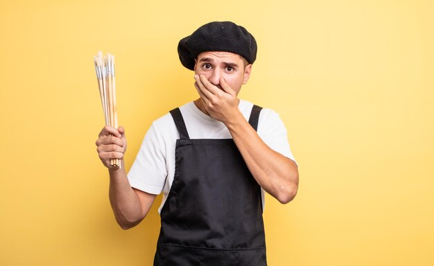 se couvrir la bouche avec les mains avec un choc