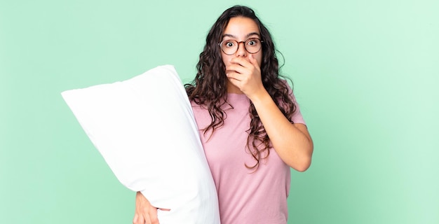 se couvrir la bouche avec les mains avec un choc