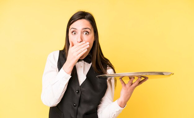 se couvrir la bouche avec les mains avec un choc