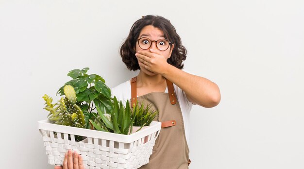 se couvrir la bouche avec les mains avec un choc