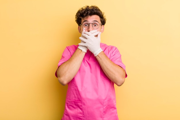 se couvrir la bouche avec les mains avec un choc