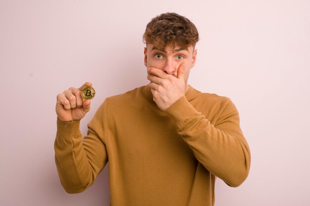 se couvrir la bouche avec les mains avec un choc