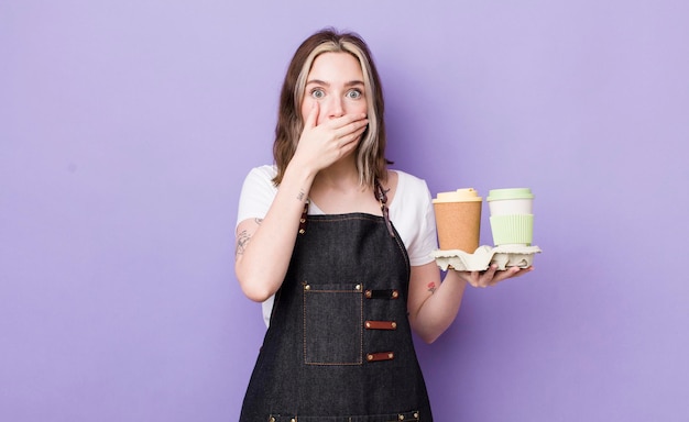 Se Couvrir La Bouche Avec Les Mains Avec Un Choc