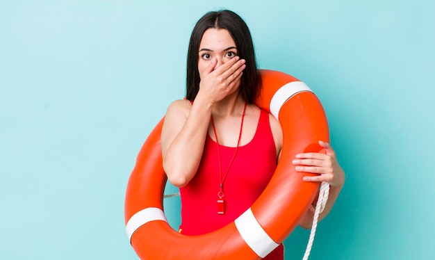 se couvrir la bouche avec les mains avec un choc