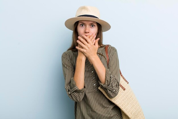 se couvrir la bouche avec les mains avec un choc