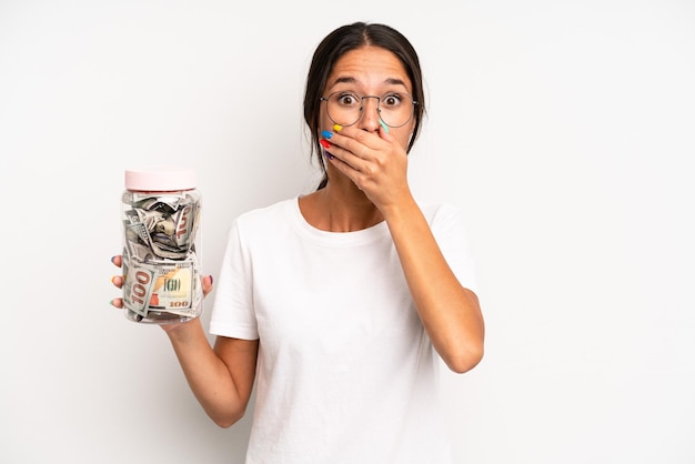 se couvrir la bouche avec les mains avec un choc