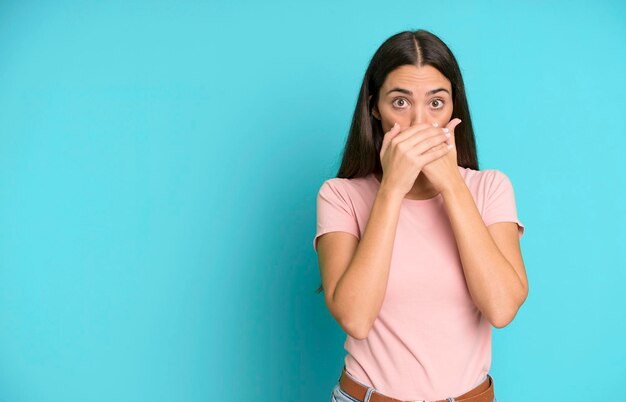 se couvrir la bouche avec les mains avec un choc