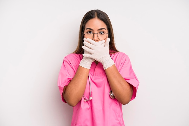 se couvrir la bouche avec les mains avec un choc