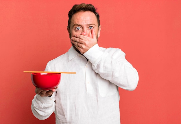 se couvrir la bouche avec les mains avec un choc