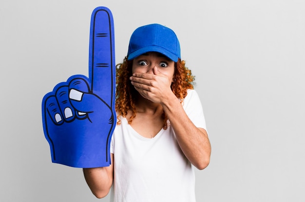 se couvrir la bouche avec les mains avec un choc