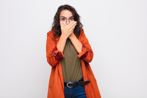 se couvrir la bouche avec les mains avec une expression choquée et surprise, garder un secret ou dire oups