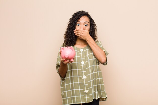 se couvrir la bouche avec les mains avec une expression choquée et surprise, garder un secret ou dire oups