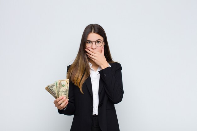 se couvrir la bouche avec les mains avec une expression choquée et surprise, garder un secret ou dire oups