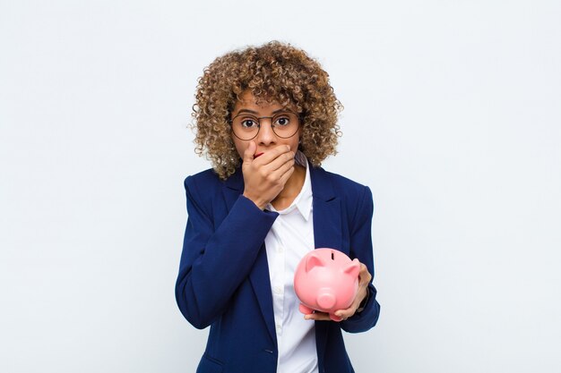 se couvrir la bouche avec les mains avec une expression choquée et surprise, garder un secret ou dire oups