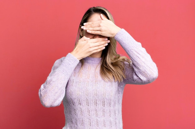 Se couvrir le visage avec les deux mains en disant non à l'appareil photo en refusant les photos ou en interdisant les photos