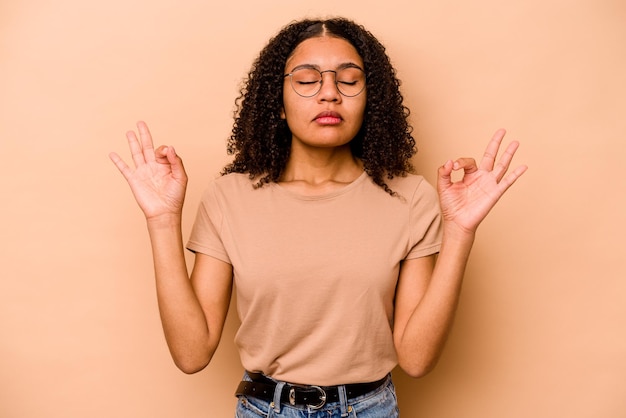 Se détend après une dure journée de travail, elle fait du yoga