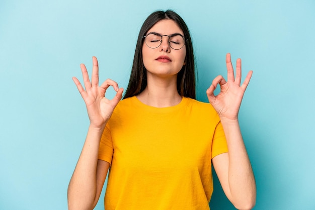 Se détend après une dure journée de travail, elle fait du yoga