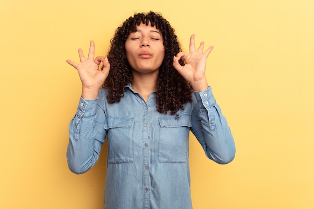 Se détend après une dure journée de travail, elle fait du yoga