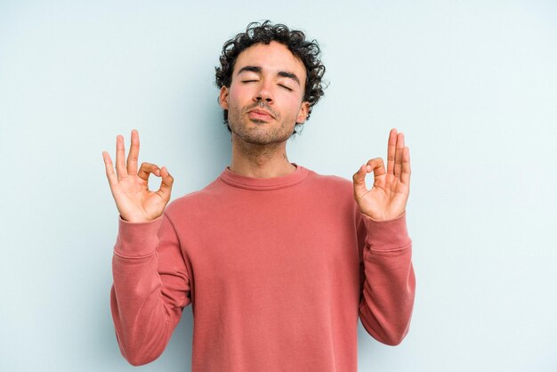 Se détend après une dure journée de travail, elle fait du yoga