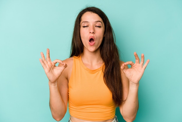 Se détend après une dure journée de travail, elle fait du yoga