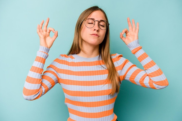 Se détend après une dure journée de travail, elle fait du yoga