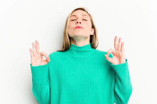 Photo se détend après une dure journée de travail, elle fait du yoga