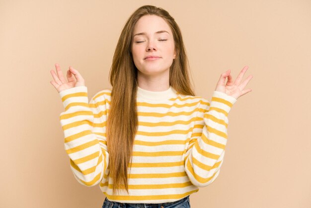 Se détend après une dure journée de travail, elle fait du yoga