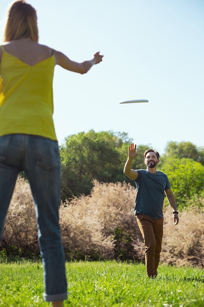 Se Détendre Ensemble. Alerte Mari Athlétique Souriant Tout En Jouant à Un Jeu Avec Sa Femme