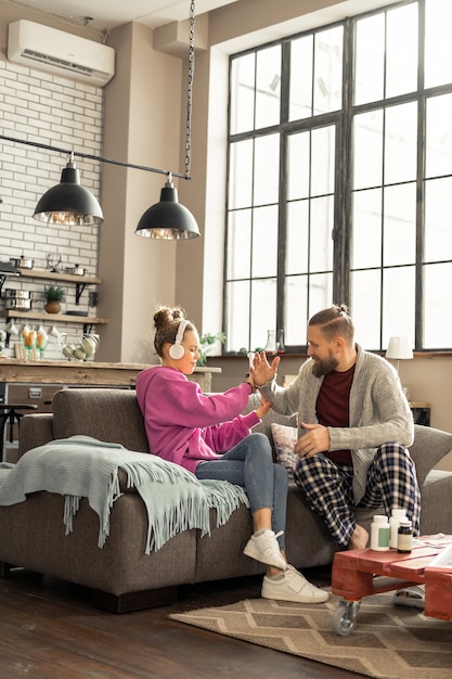 Photo se disputer. père et fille assis sur un canapé se disputant des problèmes familiaux